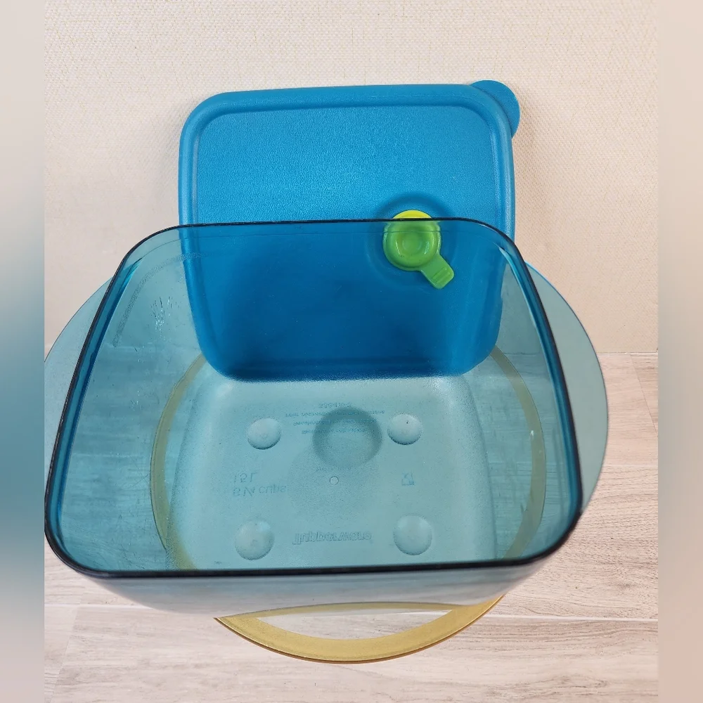 Tupperware Vent And Serve Microwavable Containter